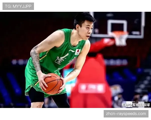 特写：张镇麟在母亲王芳注视下命中关键罚球，赛后与母亲场边长时间拥抱